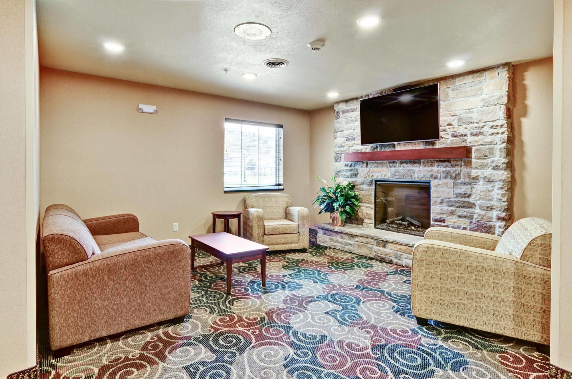 Cobblestone Inn & Suites - Ambridge Exterior photo