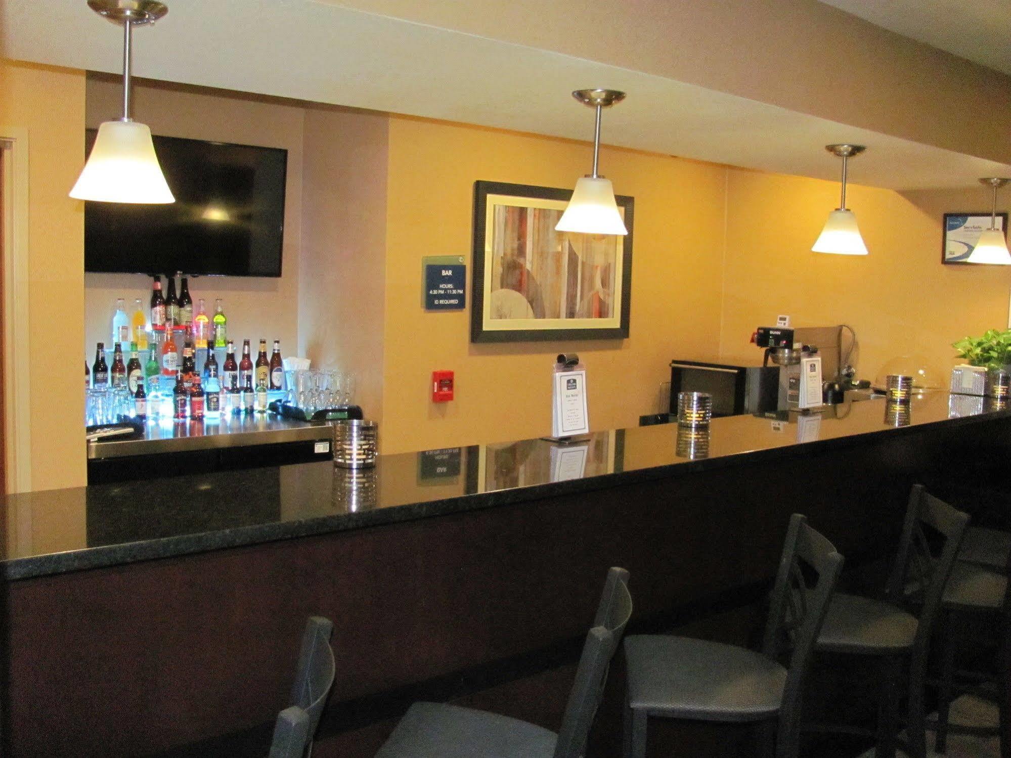 Cobblestone Inn & Suites - Ambridge Exterior photo